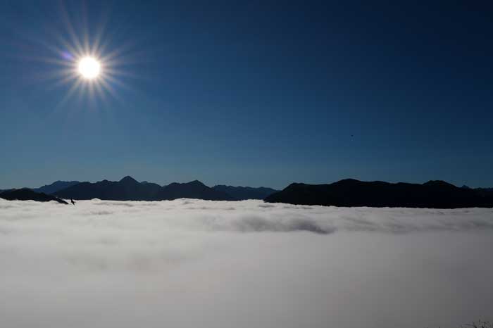 Les Pyrénées et une mer de nuages